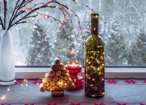 Scopri di più sull'articolo La bottiglia illuminata per il centrotavola natalizio: realizzala così, riciclata