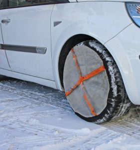 Scopri di più sull'articolo Calze da neve per auto: dal 2024 potranno sostituire le catene, ma di cosa si tratta e come funzionano