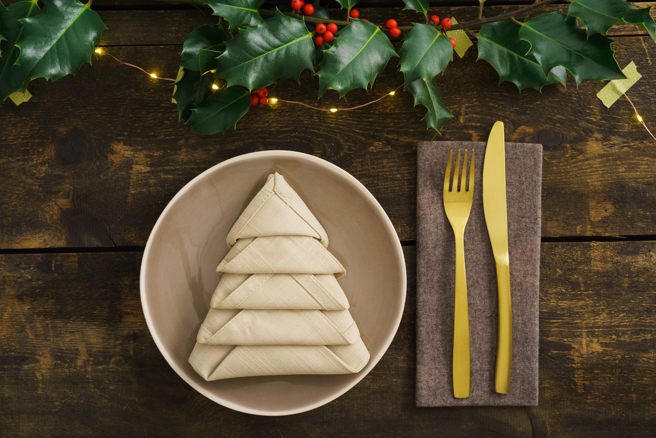 Scopri di più sull'articolo Tavola di Natale: 3 idee per presentare i tovaglioli piegandoli creativamente