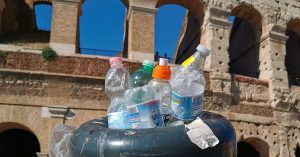 Scopri di più sull'articolo Roma, parte la lotteria di Natale per i rifiuti: premi in denaro per chi ricicla bene