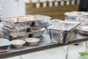 Scopri di più sull'articolo Dove butto carta stagnola, alluminio e contenitori delle lasagne? 5 regole da seguire per non sbagliare