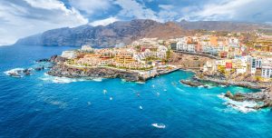 Scopri di più sull'articolo La rabbia di Tenerife contro i troppi visitatori: perché il turismo di massa è una minaccia per l’ambiente