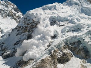 Scopri di più sull'articolo Valanga in Alto Adige, 1 morto e 2 feriti gravi: quali strumenti ci permettono di conoscere in anticipo il rischio in montagna