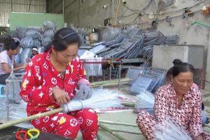 Scopri di più sull'articolo Questi cambogiani trasformano le bottiglie di plastica scartate in setole per le scope (e sono resistentissime!)