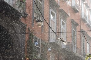 Scopri di più sull'articolo Perché la pioggia fa diminuire le polveri sottili: ecco come le precipitazioni migliorano la qualità dell’aria