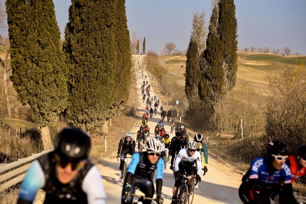 Scopri di più sull'articolo A Siena raccolta differenziata e alberi per rendere sostenibile il ciclismo delle Strade bianche