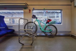 Scopri di più sull'articolo Alessandro Gassmann si scaglia contro le nuove regole di Trenitalia sul trasporto di bici e monopattini a bordo: di cosa si tratta?