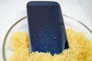 Scopri di più sull'articolo Perché non devi mettere il tuo smartphone nel riso se è caduto in acqua