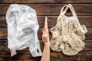 Scopri di più sull'articolo Plastica, meno riciclo e più riuso: perché il regolamento UE sugli imballaggi è necessario (anche se fortemente contrastato)