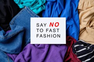 Scopri di più sull'articolo La Francia sta pensando a una tassa di 5 euro sull’ultra fast fashion per difendere ambiente e lavoro