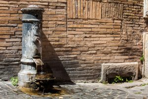 Scopri di più sull'articolo I nasoni di Roma: l’esempio perfetto di “acqua bene comune” ed efficienza contro lo spreco