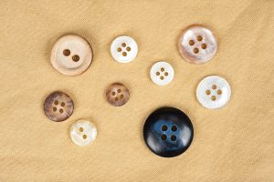 Scopri di più sull'articolo I vecchi bottoni tornano utili in viaggio: come usarli per tenere accoppiati gli orecchini