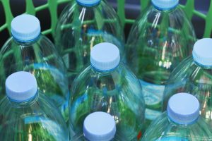 Scopri di più sull'articolo Da bottiglie di plastica a scope per spazzare il pavimento: ci avevi mai pensato?