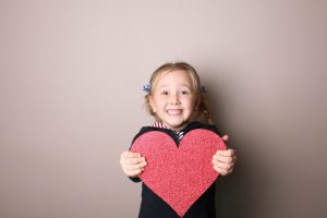 Scopri di più sull'articolo Una borsa di carta riciclata a forma di cuore per bambini: realizzala così