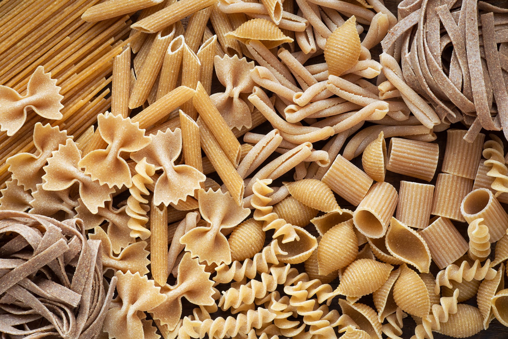 Scopri di più sull'articolo Pasta scaduta: puoi costruire un set da scacchi coloratissimo e pop