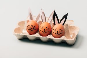 Scopri di più sull'articolo I coniglietti di Pasqua in cartone riciclato: un lavoretto decorativo elegantissimo