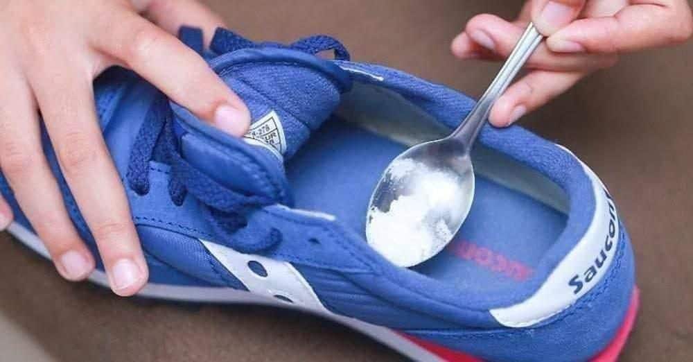 Scopri di più sull'articolo Come eliminare il cattivo odore dalle scarpe: 5 rimedi naturali