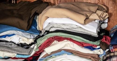 Scopri di più sull'articolo Come riciclare una vecchia maglietta per creare un copricuscino: il tutorial (senza cucire)