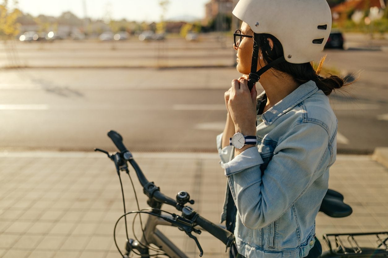 Scopri di più sull'articolo Il casco da bici può essere sostenibile: dal risparmio di plastica alla cellulosa, fino alle reti da pesca e al sughero