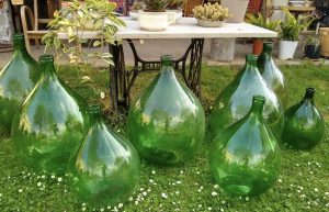 Scopri di più sull'articolo Le 6 idee creative per riciclare le vecchie damigiane di vetro: dalla fioriera al tavolo per il giardino