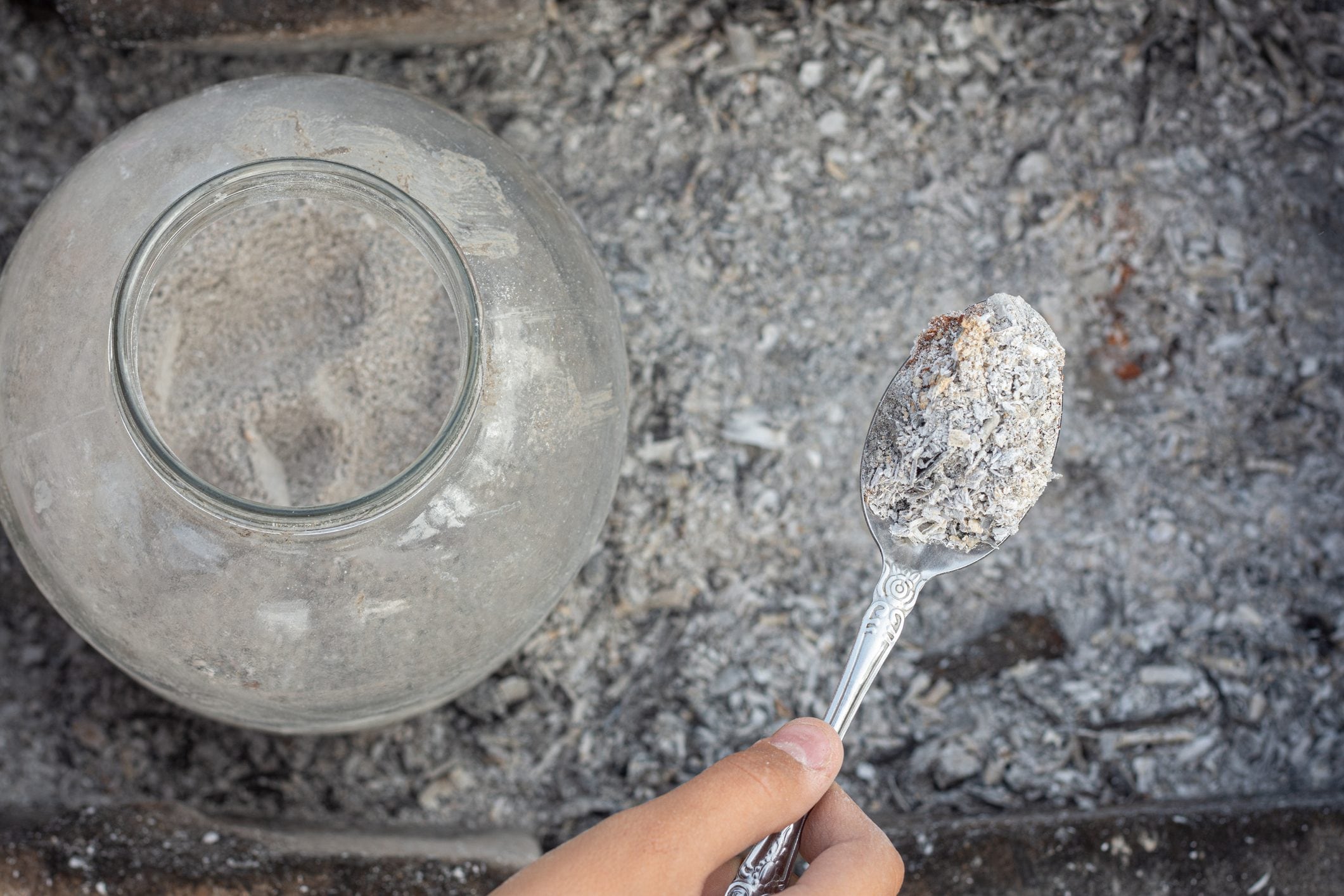 Scopri di più sull'articolo Come utilizzare la cenere per produrre un detersivo ecologico: la liscivia di una volta