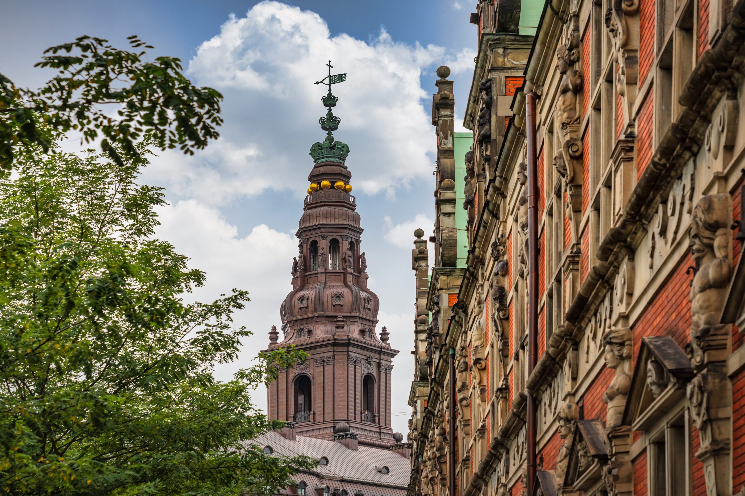 Scopri di più sull'articolo Le 4 curiosità sulla guglia di Copenaghen, crollata durante l’incendio alla Borsa (purtroppo)
