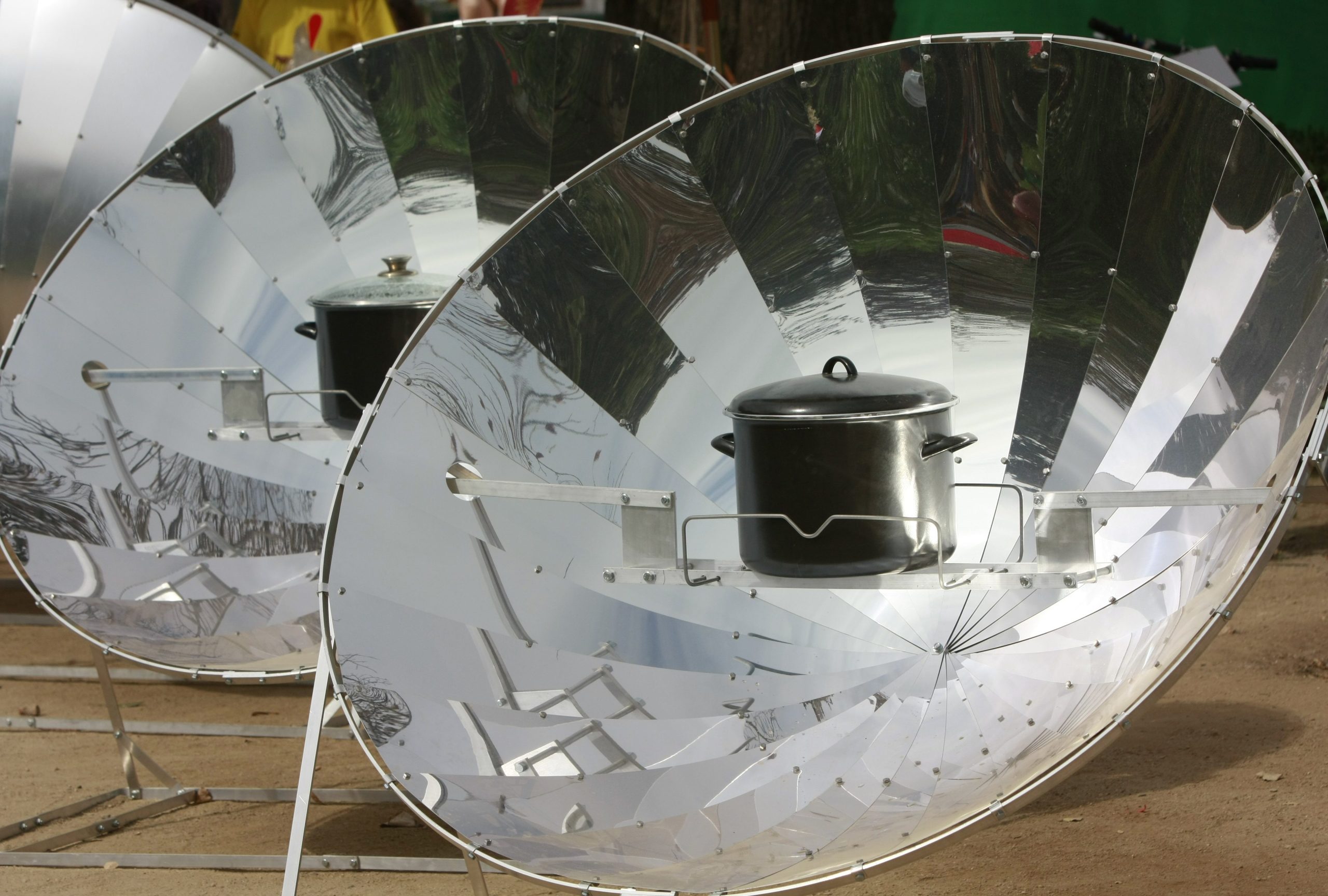 Scopri di più sull'articolo Il forno solare: come funziona e come cuoce gli alimenti grazie ai raggi del sole
