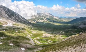 Scopri di più sull'articolo I 6 migliori percorsi di trekking in Abruzzo: dal Piccolo Tibet agli eremi sulle rocce, i sentieri adatti a ogni livello
