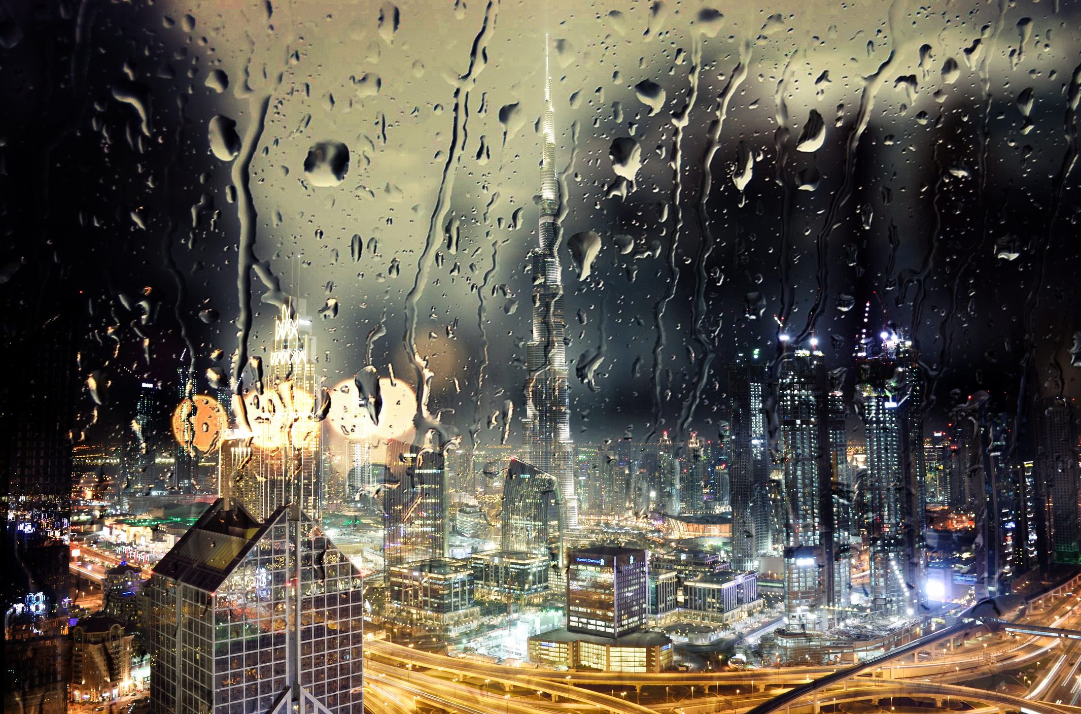 Scopri di più sull'articolo Dubai allagata, strade e aeroporto sommersi dall’acqua: quali sono le cause delle piogge torrenziali