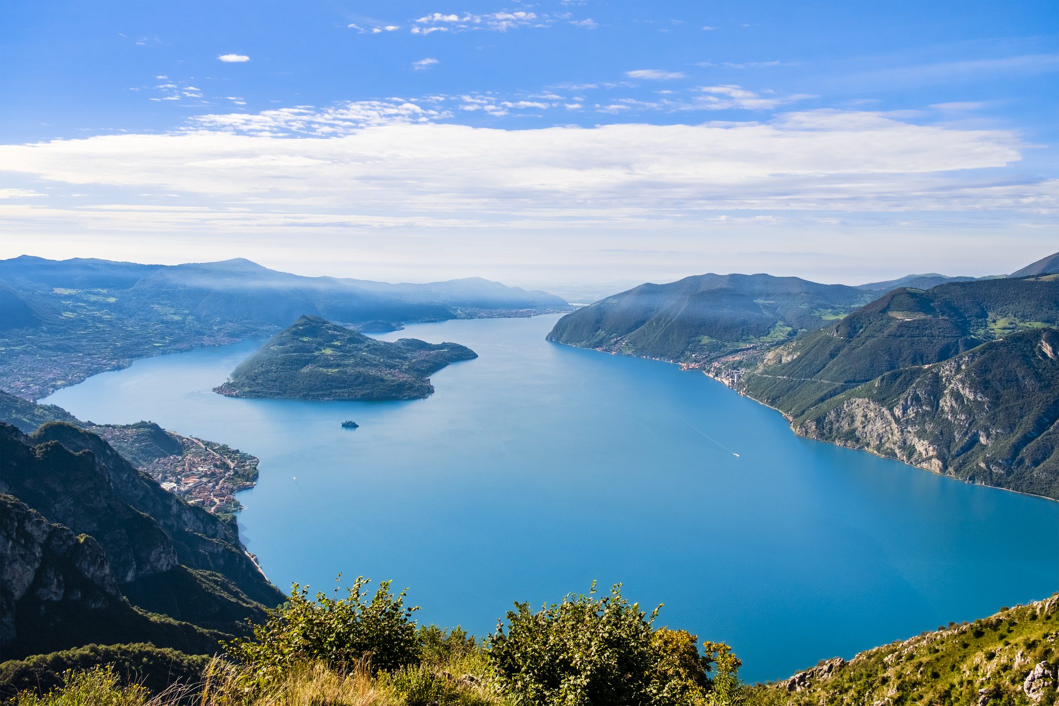 Scopri di più sull'articolo Come raggiungere Monte Isola e quali sono i 3 percorsi di trekking consigliati: attenzione al grado di diffcoltà