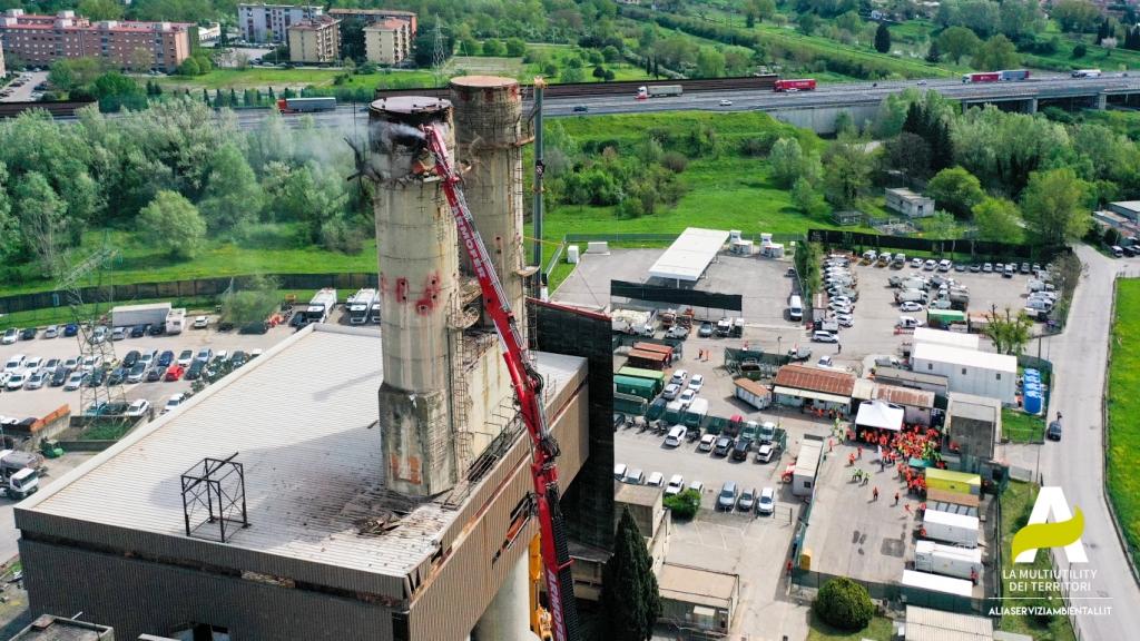 Scopri di più sull'articolo San Donnino, Alia abbatte le ciminiere dell’ex inceneritore per fare spazio al riciclo dei Raee