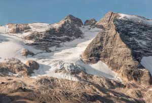 Scopri di più sull'articolo Una valanga sullo Zermatt provoca 3 morti e un ferito: ecco in che modo siccità e precipitazioni cambieranno le Alpi