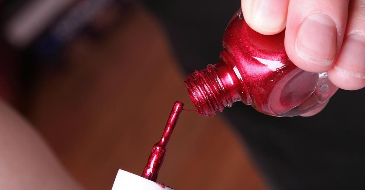 Scopri di più sull'articolo Come riutilizzare lo smalto vecchio: 5 idee furbe per riciclarlo