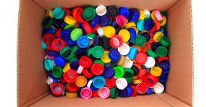 Scopri di più sull'articolo Come riciclare i coperchi di plastica: sei idee utili per riutilizzarli