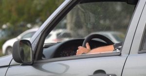 Scopri di più sull'articolo Perché quando viaggi in auto non dovresti abbassare i finestrini