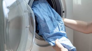 Scopri di più sull'articolo Cosa fare se la lavatrice puzza: 6 rimedi naturali per eliminare i cattivi odori