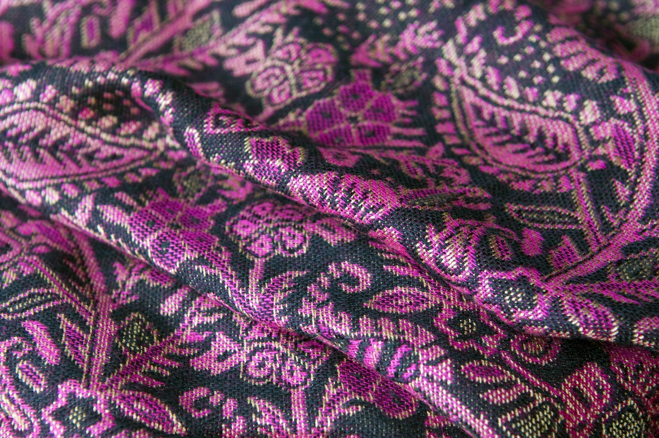 Scopri di più sull'articolo Come riutilizzare una vecchia pashmina per creare una bellissima borsa