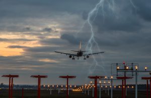 Scopri di più sull'articolo Perché dietro il tragico volo Londra-Singapore c’entra il cambiamento climatico: i nessi tra turbolenza e clima