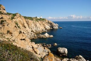 Scopri di più sull'articolo I 5 trekking vista mare più belli in Italia: dalla Liguria a Montecristo, tutti i sentieri per sentire gìà l’estate