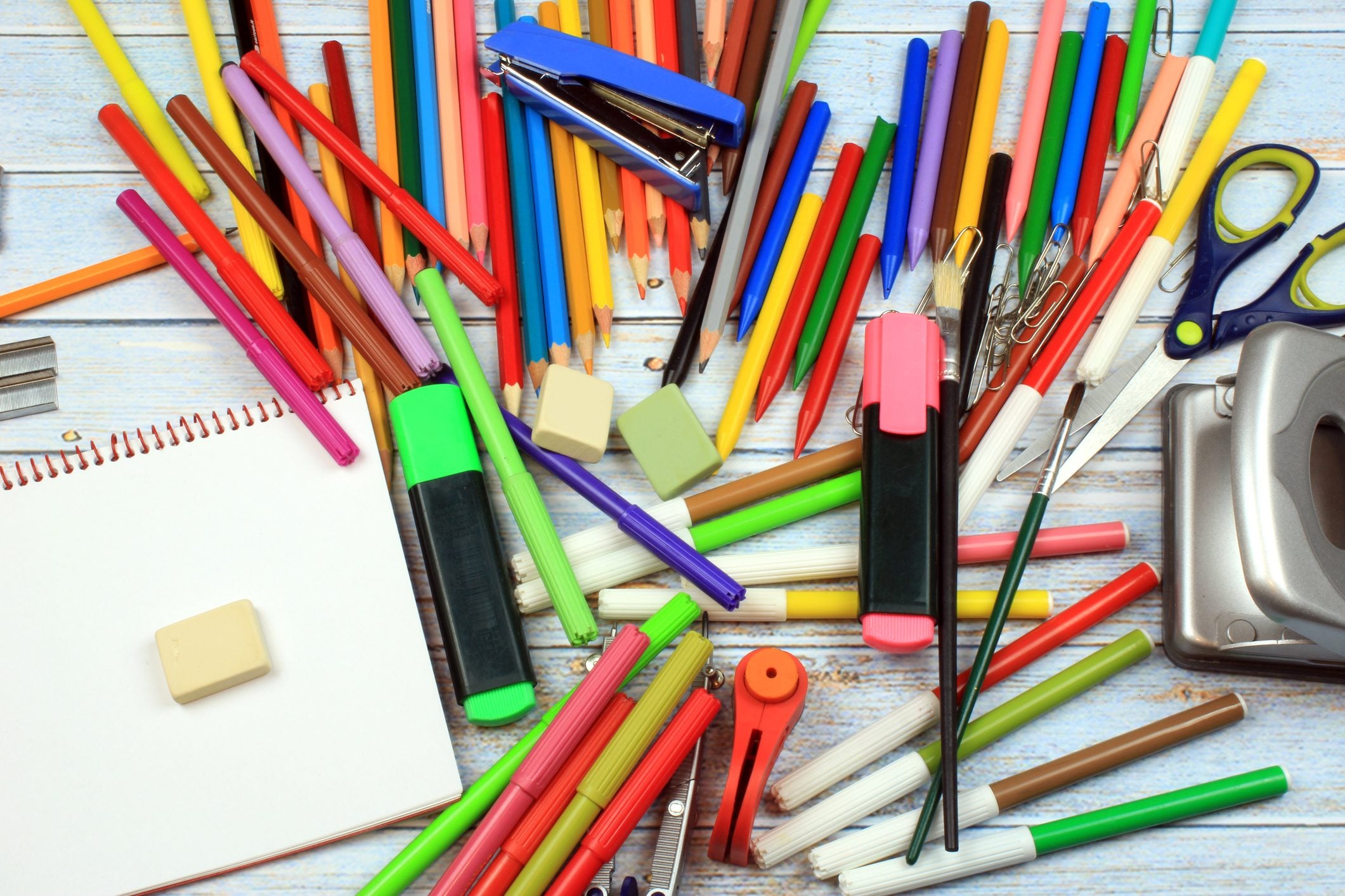 Scopri di più sull'articolo Tenere in ordine le matite colorate con dei vecchi flaconi di plastica: ci avevi mai pensato?