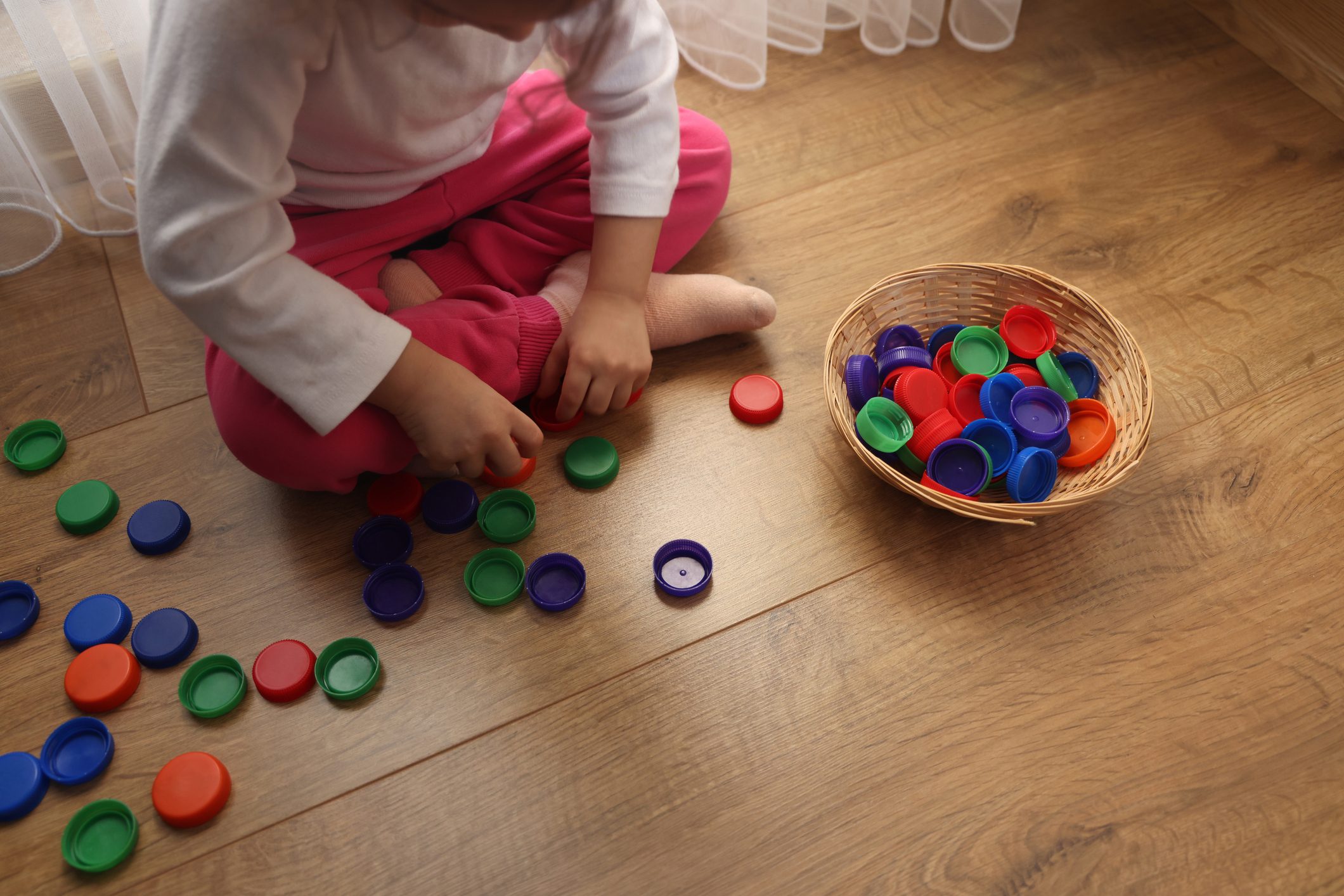 Scopri di più sull'articolo Riciclare i tappi di plastica per realizzare un giocattolo sulle emozioni: ecco come