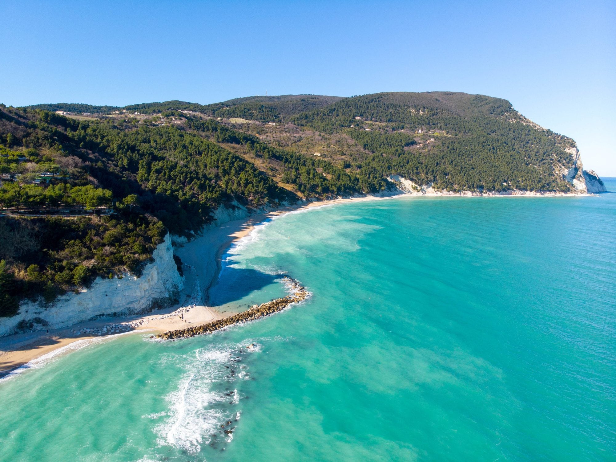 Scopri di più sull'articolo Le 10 spiagge più belle delle Marche: piccole baie e calette lontane dal turismo di massa
