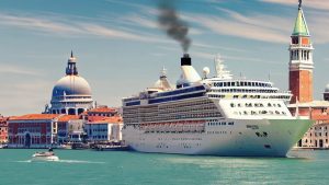 Scopri di più sull'articolo Venezia, Barcelona, Amsterdam e l’Alaska bloccano le navi da crociera: la scelta di arginare il turismo estivo