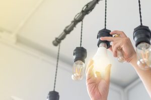 Scopri di più sull'articolo Come riciclare le vecchie lampadine: l’idea creativa e chic per riutilizzarle
