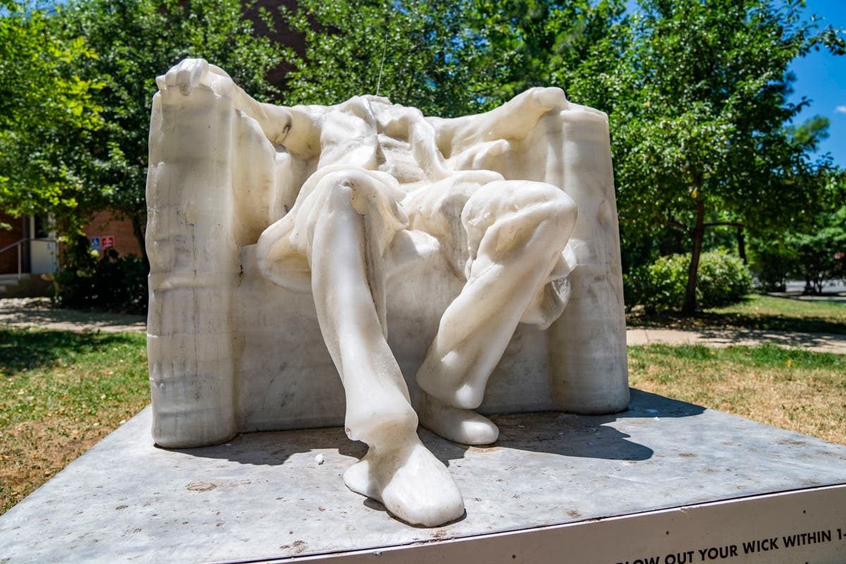 Scopri di più sull'articolo Negli Stati Uniti il caldo estremo ha sciolto la statua di Abraham Lincoln a Washington