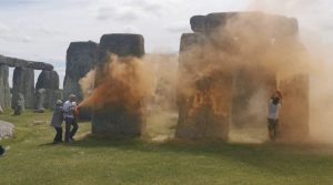 Scopri di più sull'articolo Stonehenge diventa arancione: perché gli attivisti di Just Stop Oil hanno protestato colorando le pietre del monumento