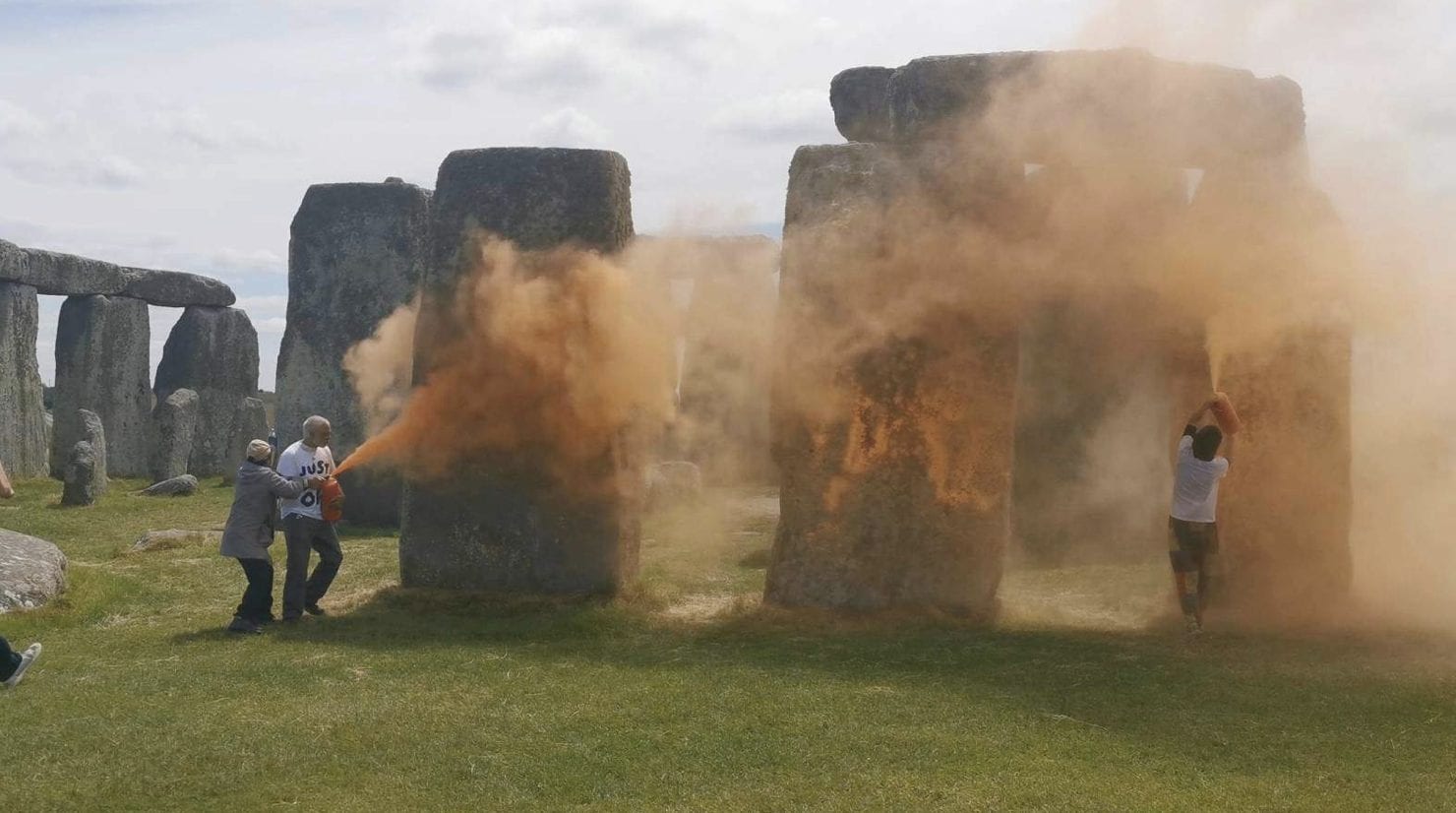 Scopri di più sull'articolo Stonehenge diventa arancione: perché gli attivisti di Just Stop Oil hanno protestato colorando le pietre del monumento