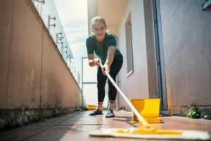 Scopri di più sull'articolo Balcone sporco, come pulire il pavimento in maniera naturale