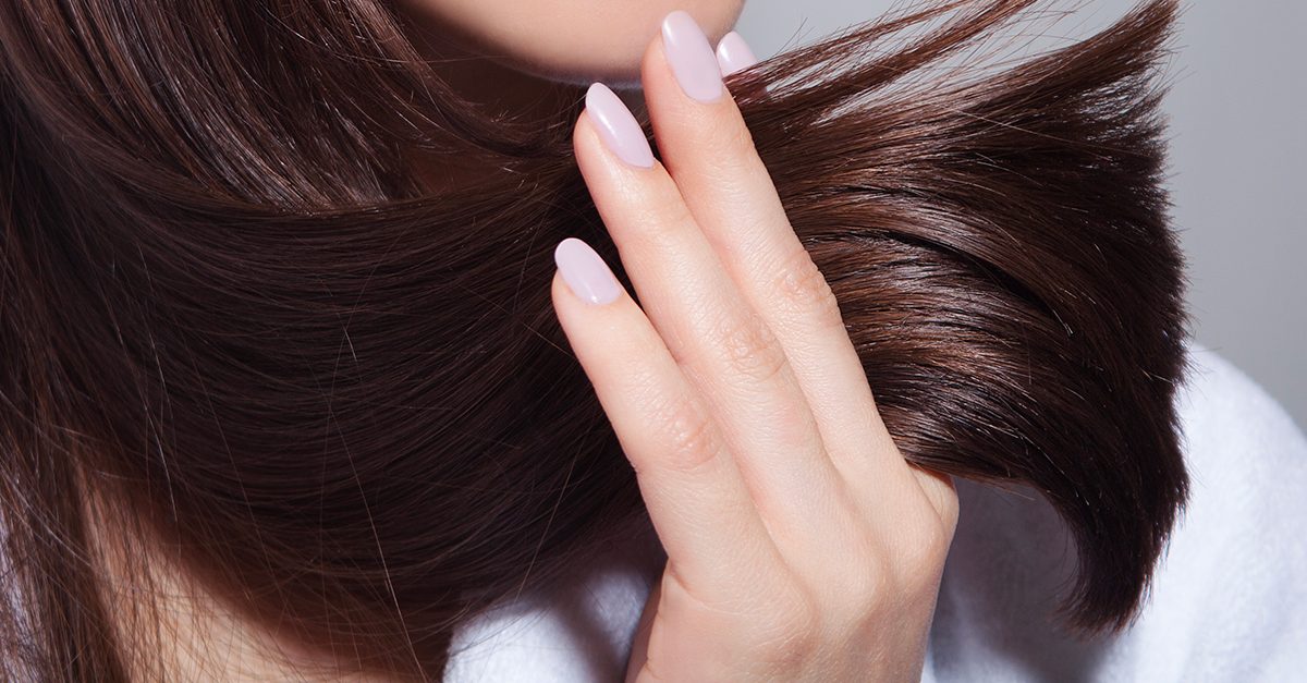 Scopri di più sull'articolo Dove si buttano i capelli? Forse hai sempre sbagliato