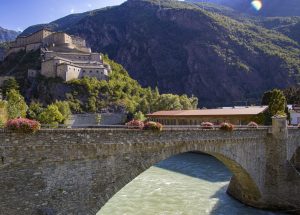 Scopri di più sull'articolo Dove si trovano le 10 fortezze della Valle d’Aosta immerse nella natura